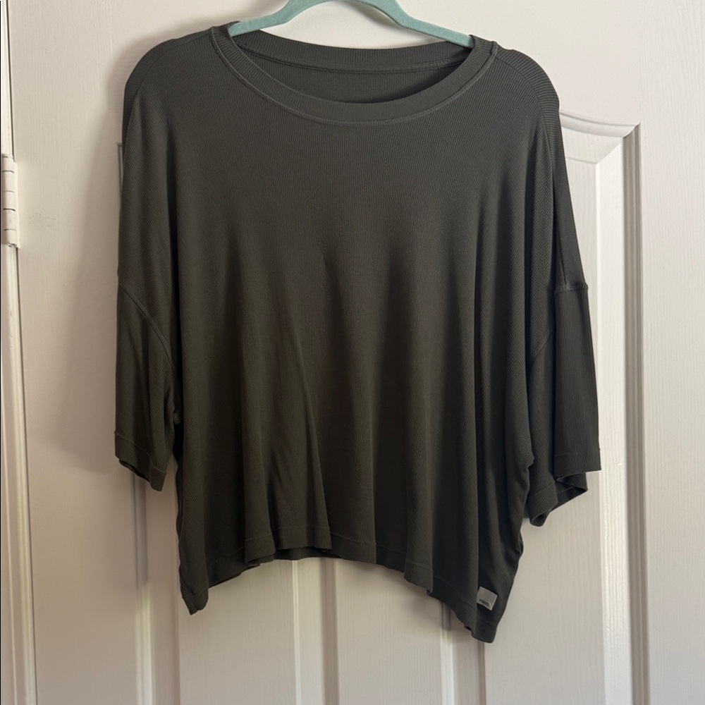 Vuori Relaxed Boxy Women's Top in Olive Green